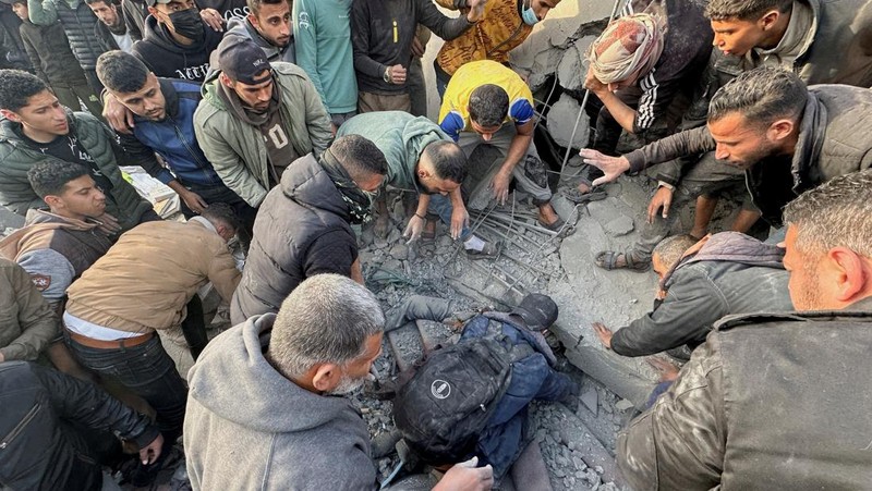 Warga Palestina memeriksa lokasi serangan Israel di sebuah masjid, di tengah konflik yang sedang berlangsung antara Israel dan kelompok Islam Palestina Hamas, di Rafah di selatan Jalur Gaza, 24 Januari 2024. (REUTERS/Fadi Shana)