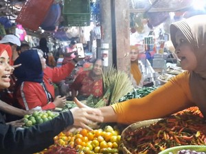 Atikoh Bicara Rantai Pasokan Makanan Usai Blusukan di Pasar Baru Probolinggo
