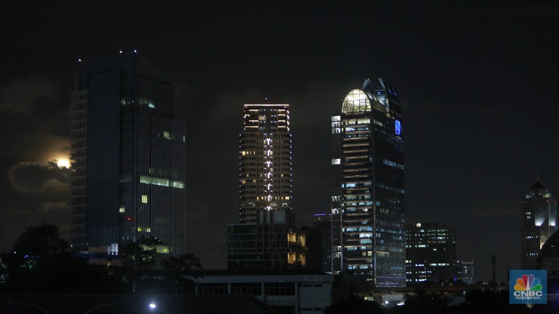 Bulan purnama pertama 2024, yang dikenal sebagai 'bulan serigala' (wolf moon). (CNBC Indonesia/Muhamad Sabki)