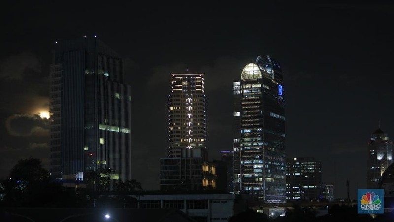 Bulan purnama pertama 2024, yang dikenal sebagai 'bulan serigala' (wolf moon). (CNBC Indonesia/Muhamad Sabki)