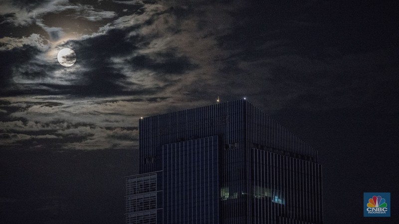 Bulan purnama pertama 2024, yang dikenal sebagai 'bulan serigala' (wolf moon). (CNBC Indonesia/Muhamad Sabki) Bulan purnama pertama 2024, yang dikenal sebagai 'bulan serigala' (wolf moon). (CNBC Indonesia/Muhamad Sabki)
