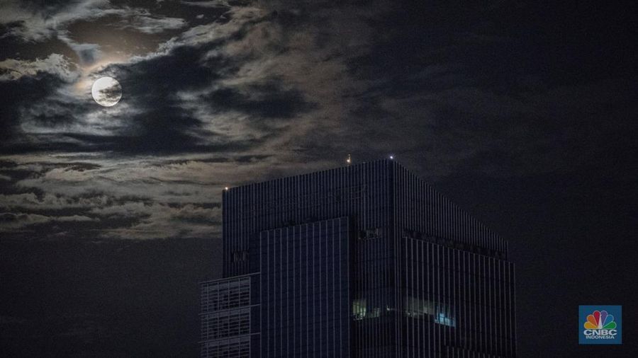 Bulan purnama pertama 2024, yang dikenal sebagai 'bulan serigala' (wolf moon). (CNBC Indonesia/Muhamad Sabki)