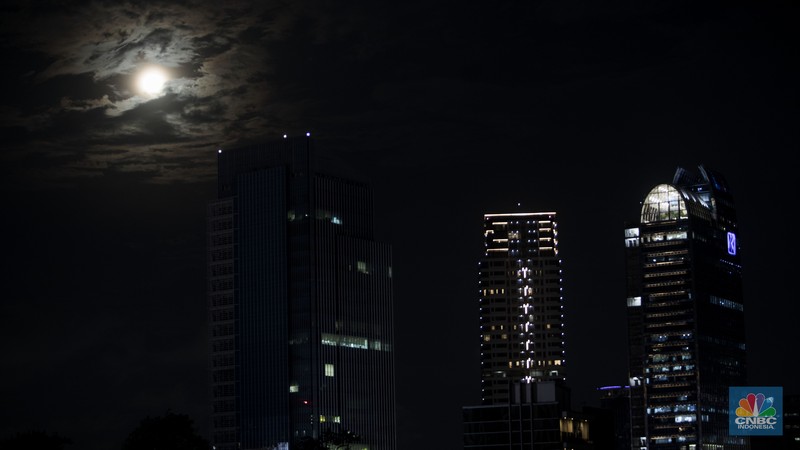 Bulan purnama pertama 2024, yang dikenal sebagai 'bulan serigala' (wolf moon). (CNBC Indonesia/Muhamad Sabki) Bulan purnama pertama 2024, yang dikenal sebagai 'bulan serigala' (wolf moon). (CNBC Indonesia/Muhamad Sabki)