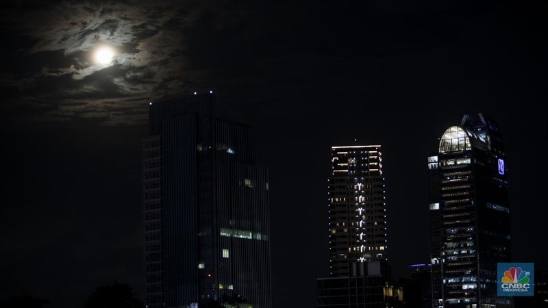 Bulan purnama pertama 2024, yang dikenal sebagai 'bulan serigala' (wolf moon). (CNBC Indonesia/Muhamad Sabki)