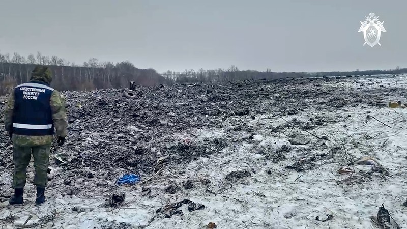 Dalam foto yang diambil dari video yang dirilis Komite Investigasi Rusia, puing-puing Il-76 terlihat di dekat Yablonovo, wilayah Belgorod Rusia, Kamis, 25 Januari 2024. Dalam foto yang diambil dari video yang dirilis Komite Investigasi Rusia, puing-puing Il-76 terlihat di dekat Yablonovo, wilayah Belgorod Rusia, Kamis, 25 Januari 2024. Rusia dan Ukraina saling tuding atas jatuhnya pesawat angkut militer yang menurut Moskow membawa tawanan perang Ukraina dan ditembak jatuh oleh pasukan Kyiv. Il-76 jatuh dalam kebakaran besar di daerah pedesaan Rusia, dan pihak berwenang di sana mengatakan 74 orang di dalamnya, termasuk 65 tawanan perang, enam awak dan tiga prajurit Rusia, tewas. (Russian Investigative Committee via AP)