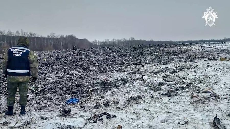 Dalam foto yang diambil dari video yang dirilis Komite Investigasi Rusia, puing-puing Il-76 terlihat di dekat Yablonovo, wilayah Belgorod Rusia, Kamis, 25 Januari 2024. Rusia dan Ukraina saling tuding atas jatuhnya pesawat angkut militer yang menurut Moskow membawa tawanan perang Ukraina dan ditembak jatuh oleh pasukan Kyiv. Il-76 jatuh dalam kebakaran besar di daerah pedesaan Rusia, dan pihak berwenang di sana mengatakan 74 orang di dalamnya, termasuk 65 tawanan perang, enam awak dan tiga prajurit Rusia, tewas. (Russian Investigative Committee via AP)
