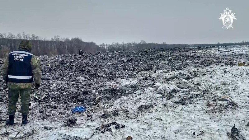 Dalam foto yang diambil dari video yang dirilis Komite Investigasi Rusia, puing-puing Il-76 terlihat di dekat Yablonovo, wilayah Belgorod Rusia, Kamis, 25 Januari 2024. Rusia dan Ukraina saling tuding atas jatuhnya pesawat angkut militer yang menurut Moskow membawa tawanan perang Ukraina dan ditembak jatuh oleh pasukan Kyiv. Il-76 jatuh dalam kebakaran besar di daerah pedesaan Rusia, dan pihak berwenang di sana mengatakan 74 orang di dalamnya, termasuk 65 tawanan perang, enam awak dan tiga prajurit Rusia, tewas. (Russian Investigative Committee via AP)