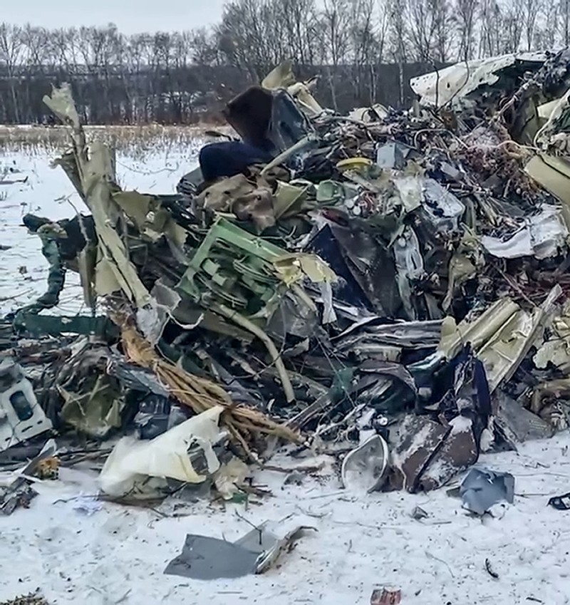 Dalam foto yang diambil dari video yang dirilis Komite Investigasi Rusia, puing-puing Il-76 terlihat di dekat Yablonovo, wilayah Belgorod Rusia, Kamis, 25 Januari 2024. Dalam foto yang diambil dari video yang dirilis Komite Investigasi Rusia, puing-puing Il-76 terlihat di dekat Yablonovo, wilayah Belgorod Rusia, Kamis, 25 Januari 2024. Rusia dan Ukraina saling tuding atas jatuhnya pesawat angkut militer yang menurut Moskow membawa tawanan perang Ukraina dan ditembak jatuh oleh pasukan Kyiv. Il-76 jatuh dalam kebakaran besar di daerah pedesaan Rusia, dan pihak berwenang di sana mengatakan 74 orang di dalamnya, termasuk 65 tawanan perang, enam awak dan tiga prajurit Rusia, tewas. (Russian Investigative Committee via AP)