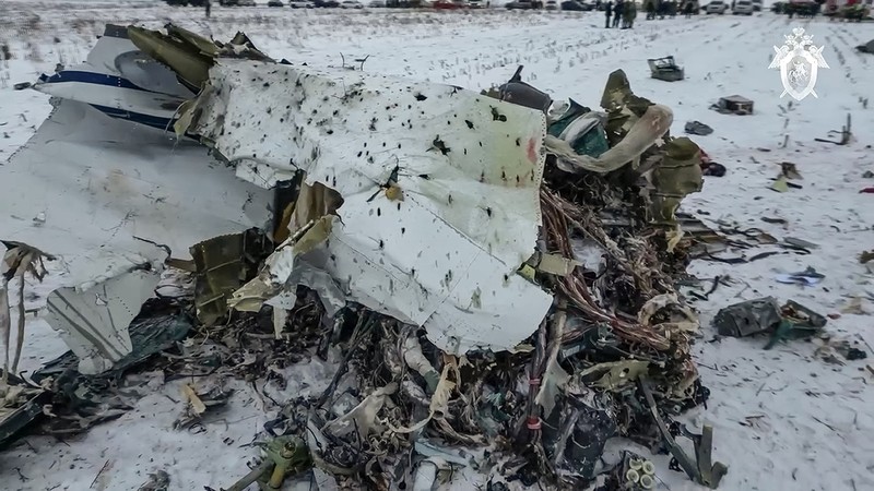 Dalam foto yang diambil dari video yang dirilis Komite Investigasi Rusia, puing-puing Il-76 terlihat di dekat Yablonovo, wilayah Belgorod Rusia, Kamis, 25 Januari 2024. Dalam foto yang diambil dari video yang dirilis Komite Investigasi Rusia, puing-puing Il-76 terlihat di dekat Yablonovo, wilayah Belgorod Rusia, Kamis, 25 Januari 2024. Rusia dan Ukraina saling tuding atas jatuhnya pesawat angkut militer yang menurut Moskow membawa tawanan perang Ukraina dan ditembak jatuh oleh pasukan Kyiv. Il-76 jatuh dalam kebakaran besar di daerah pedesaan Rusia, dan pihak berwenang di sana mengatakan 74 orang di dalamnya, termasuk 65 tawanan perang, enam awak dan tiga prajurit Rusia, tewas. (Russian Investigative Committee via AP)