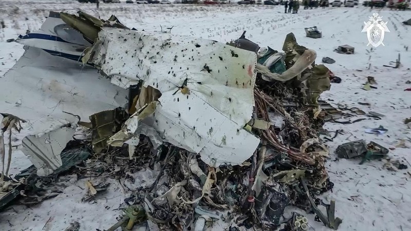 Dalam foto yang diambil dari video yang dirilis Komite Investigasi Rusia, puing-puing Il-76 terlihat di dekat Yablonovo, wilayah Belgorod Rusia, Kamis, 25 Januari 2024. Rusia dan Ukraina saling tuding atas jatuhnya pesawat angkut militer yang menurut Moskow membawa tawanan perang Ukraina dan ditembak jatuh oleh pasukan Kyiv. Il-76 jatuh dalam kebakaran besar di daerah pedesaan Rusia, dan pihak berwenang di sana mengatakan 74 orang di dalamnya, termasuk 65 tawanan perang, enam awak dan tiga prajurit Rusia, tewas. (Russian Investigative Committee via AP)
