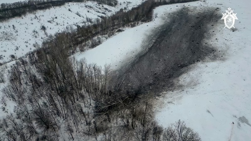 Dalam foto yang diambil dari video yang dirilis Komite Investigasi Rusia, puing-puing Il-76 terlihat di dekat Yablonovo, wilayah Belgorod Rusia, Kamis, 25 Januari 2024. Dalam foto yang diambil dari video yang dirilis Komite Investigasi Rusia, puing-puing Il-76 terlihat di dekat Yablonovo, wilayah Belgorod Rusia, Kamis, 25 Januari 2024. Rusia dan Ukraina saling tuding atas jatuhnya pesawat angkut militer yang menurut Moskow membawa tawanan perang Ukraina dan ditembak jatuh oleh pasukan Kyiv. Il-76 jatuh dalam kebakaran besar di daerah pedesaan Rusia, dan pihak berwenang di sana mengatakan 74 orang di dalamnya, termasuk 65 tawanan perang, enam awak dan tiga prajurit Rusia, tewas. (Russian Investigative Committee via AP)