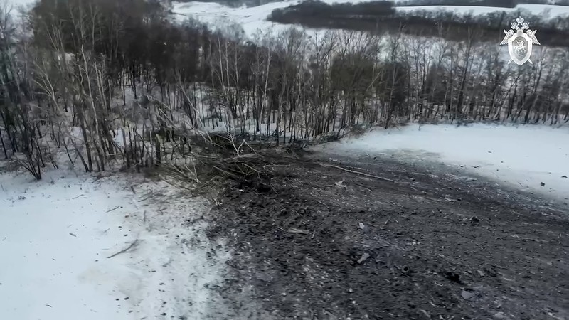 Dalam foto yang diambil dari video yang dirilis Komite Investigasi Rusia, puing-puing Il-76 terlihat di dekat Yablonovo, wilayah Belgorod Rusia, Kamis, 25 Januari 2024. Dalam foto yang diambil dari video yang dirilis Komite Investigasi Rusia, puing-puing Il-76 terlihat di dekat Yablonovo, wilayah Belgorod Rusia, Kamis, 25 Januari 2024. Rusia dan Ukraina saling tuding atas jatuhnya pesawat angkut militer yang menurut Moskow membawa tawanan perang Ukraina dan ditembak jatuh oleh pasukan Kyiv. Il-76 jatuh dalam kebakaran besar di daerah pedesaan Rusia, dan pihak berwenang di sana mengatakan 74 orang di dalamnya, termasuk 65 tawanan perang, enam awak dan tiga prajurit Rusia, tewas. (Russian Investigative Committee via AP)