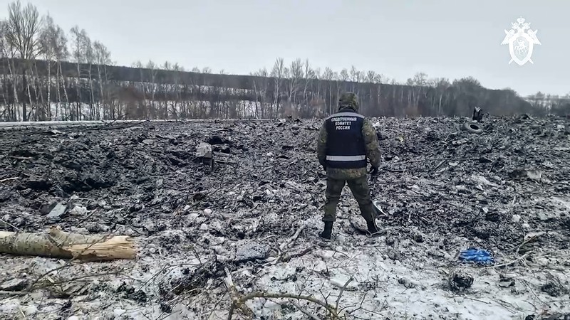 Dalam foto yang diambil dari video yang dirilis Komite Investigasi Rusia, puing-puing Il-76 terlihat di dekat Yablonovo, wilayah Belgorod Rusia, Kamis, 25 Januari 2024. Dalam foto yang diambil dari video yang dirilis Komite Investigasi Rusia, puing-puing Il-76 terlihat di dekat Yablonovo, wilayah Belgorod Rusia, Kamis, 25 Januari 2024. Rusia dan Ukraina saling tuding atas jatuhnya pesawat angkut militer yang menurut Moskow membawa tawanan perang Ukraina dan ditembak jatuh oleh pasukan Kyiv. Il-76 jatuh dalam kebakaran besar di daerah pedesaan Rusia, dan pihak berwenang di sana mengatakan 74 orang di dalamnya, termasuk 65 tawanan perang, enam awak dan tiga prajurit Rusia, tewas. (Russian Investigative Committee via AP)