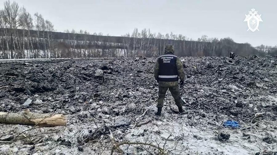 Dalam foto yang diambil dari video yang dirilis Komite Investigasi Rusia, puing-puing Il-76 terlihat di dekat Yablonovo, wilayah Belgorod Rusia, Kamis, 25 Januari 2024. Rusia dan Ukraina saling tuding atas jatuhnya pesawat angkut militer yang menurut Moskow membawa tawanan perang Ukraina dan ditembak jatuh oleh pasukan Kyiv. Il-76 jatuh dalam kebakaran besar di daerah pedesaan Rusia, dan pihak berwenang di sana mengatakan 74 orang di dalamnya, termasuk 65 tawanan perang, enam awak dan tiga prajurit Rusia, tewas. (Russian Investigative Committee via AP)