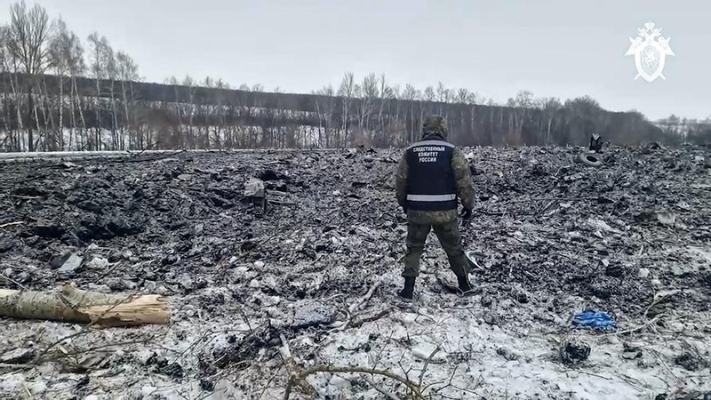 Dalam foto yang diambil dari video yang dirilis Komite Investigasi Rusia, puing-puing Il-76 terlihat di dekat Yablonovo, wilayah Belgorod Rusia, Kamis, 25 Januari 2024. Rusia dan Ukraina saling tuding atas jatuhnya pesawat angkut militer yang menurut Moskow membawa tawanan perang Ukraina dan ditembak jatuh oleh pasukan Kyiv. Il-76 jatuh dalam kebakaran besar di daerah pedesaan Rusia, dan pihak berwenang di sana mengatakan 74 orang di dalamnya, termasuk 65 tawanan perang, enam awak dan tiga prajurit Rusia, tewas. (Russian Investigative Committee via AP)