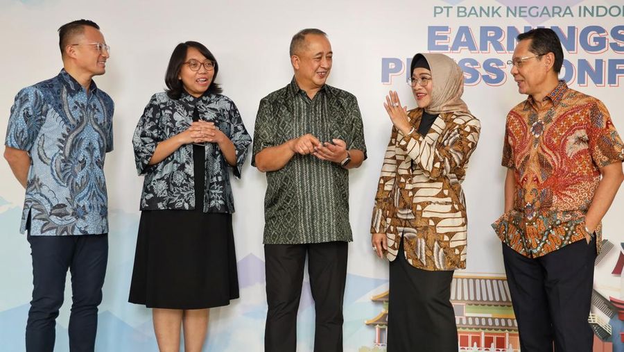 Direktur Utama BNI Royke Tumilaar (tengah), Wakil Direktur Utama BNI Adi Sulistyowati (kedua dari kanan), Direktur Finance BNI Novita Widya Anggraini (kedua dari kiri), Direktur Risk Management BNI David Pirzada (kanan), dan Direktur Wholesale & International Banking BNI Silvano Rumantir (kiri) dalam Press Conference Full Year 2023 BNI, Jumat (26/1/2023). Dok: BNI