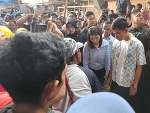 Gibran Borong Sagu dan Bagikan Buku saat Blusukan ke Pasar di Jayapura
