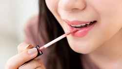 Liquid Lipstick Tahan Lama Susah Dihapus? Begini Cara Bersihinnya Tanpa Perih