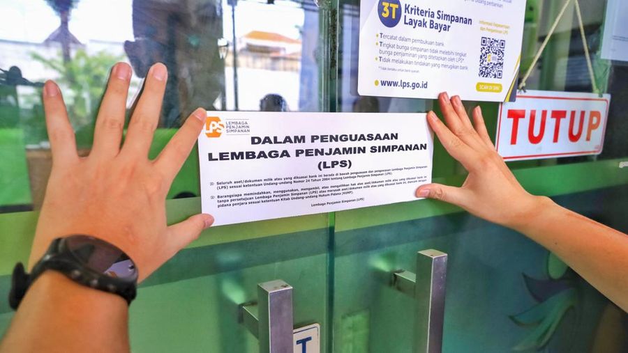 Lembaga Pusat Penjaminan menyegel kantor PT Bank Perekonomian Rakyat Syariah (BPRS) Mojo Artho Kota Mojokerto (Perseroda), Jawa Timur. Dok: LPS