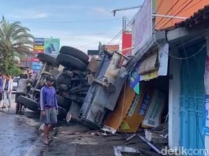 Mobil Crane Tabrak Rumah-Terguling di Brebes, Sopir dan Penumpang Tewas