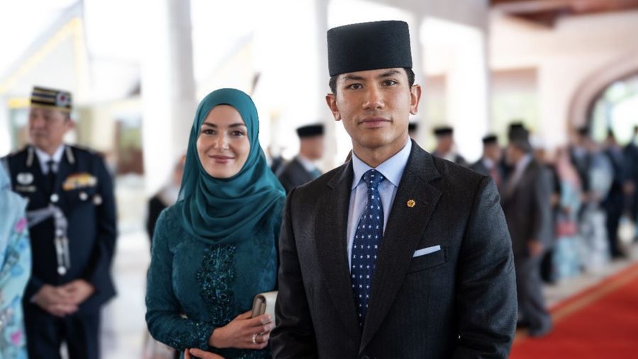 Pangeran Abdul Mateen dari Brunei Darussalam melakukan kegiatan kenegaraan didampingi sang istri Anisha Rosnah. (Instagram @tmski)