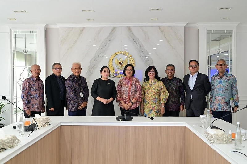 Pertemuan Menteri Keuangan Sri Mulyani Indrawati dengan Ketua DPR RI Puan Maharani untuk berkonsultasi mengenai pergantian anggota Dewas LPI dari unsur profesional. Pertemuan Menteri Keuangan Sri Mulyani Indrawati dengan Ketua DPR RI Puan Maharani untuk berkonsultasi mengenai pergantian anggota Dewas LPI dari unsur profesional. (Instagram @smindrawati)