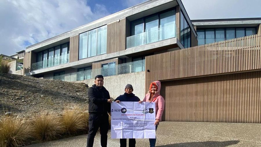Pusat Pemulihan Aset Kejaksaan Agung melakukan perampasan aset milik terpidana Benny Tjokrosaputro, yakni satu rumah yang terletak di Kerry Drive 1/3 Kota Queenstown, New Zealand senilai 3,4 juta dolar New Zealand atau setara Rp 32,8 miliar. Sumber: Kejaksaan Agung