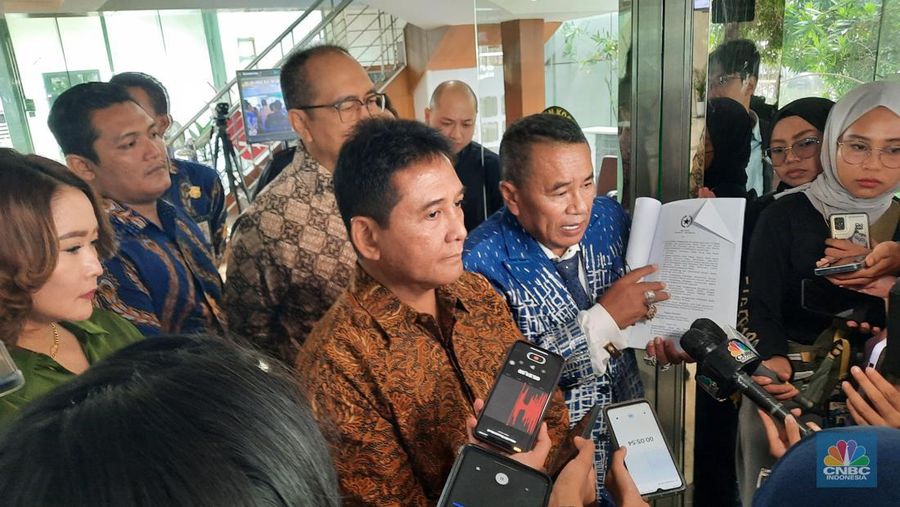 Sejumlah asosiasi pengusaha hiburan termasuk pengacara Hotman Paris dan penyanyi dangdut Inul Daratista mengadu ke Menteri Koordinator Bidang Kemaritiman dan Investasi Luhut Binsar Panjaitan. (CNBC Indonesia/Rosseno Aji Nugroho)
