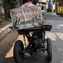 Senandung Hidup Loper Koran Tuna Daksa Tak Menyerah Beri Les Gitar