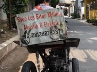 Senandung Hidup Loper Koran Tuna Daksa Tak Menyerah Beri Les Gitar