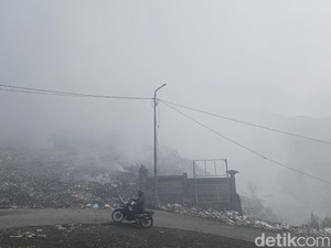 Hari Keempat Kebakaran TPA Sente, Asap Tebal Keluar dari Semua Titik