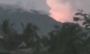Viral Cahaya Menyala di Atas Gunung Galunggung, Ini Faktanya