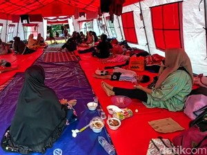 Kesulitan Nurjanah Ibu Hamil 9 Bulan di Tenda Pengungsian Sukabumi