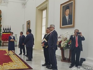 Menteri Basuki Pamer HP Baru saat Berada di Istana Bogor