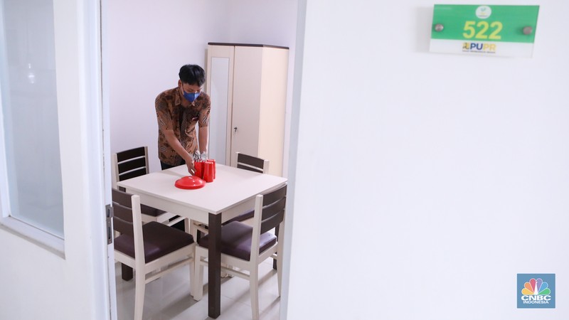 Warga beraktivitas di Rumah Susun (Rusun) Sentra Mulya Jaya, Cipayung, Jakarta, Jumat (26/1/2024). Rusun Sentra Mulya Jaya yang dibangun oleh Kementerian PUPR yang berkolaborasi dengan Kementerian Sosial diperuntukkan khusus bagi masyarakat prasejahtera atau kelompok miskin dan rentan. Warga beraktivitas di Rumah Susun (Rusun) Sentra Mulya Jaya, Cipayung, Jakarta, Jumat (26/1/2024). Rusun Sentra Mulya Jaya yang dibangun oleh Kementerian PUPR yang berkolaborasi dengan Kementerian Sosial diperuntukkan khusus bagi masyarakat prasejahtera atau kelompok miskin dan rentan. (CNBC Indonesia/Faisal Rahman)