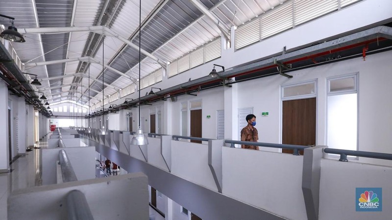Warga beraktivitas di Rumah Susun (Rusun) Sentra Mulya Jaya, Cipayung, Jakarta, Jumat (26/1/2024). Rusun Sentra Mulya Jaya yang dibangun oleh Kementerian PUPR yang berkolaborasi dengan Kementerian Sosial diperuntukkan khusus bagi masyarakat prasejahtera atau kelompok miskin dan rentan. (CNBC Indonesia/Faisal Rahman)