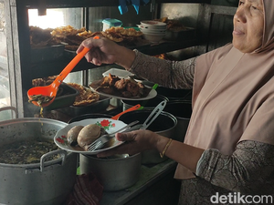 Warung Makan di Semarang Sejak 1960 Ini Jual Koyor Torpedo hingga Mata Sapi!