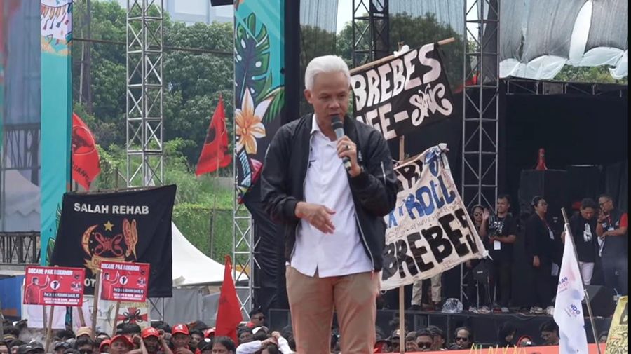 Calon Presiden nomor urut tiga Ganjar Pranowo dalam Hajatan rakyat Ganjar-Mahfud di Cirebon pada Sabtu (27/1/2024). (Tangkapan Layar Youtube Banteng Muda Indonesia)