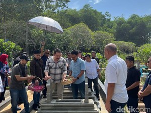 Saat Jaksa Agung Ziarah Kubur ke Makam Sesepuhnya di Majalengka
