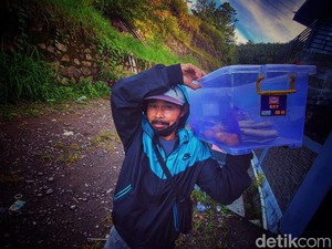 Odading Penopang Kehidupan Khodir, Penjaja Gorengan Keliling di Palabuhanratu