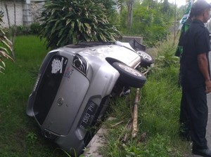 Mobil Ayla Nyemplung Saluran Tepi Jalan Lingkar Selatan Klaten