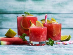 8 Minuman untuk Membersihkan Ginjal Secara Alami 8 Minuman untuk Membersihkan Ginjal Secara Alami