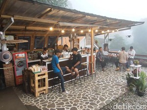 Syahdunya Ngopi Berselimut Kabut di Negeri Awan Bromo