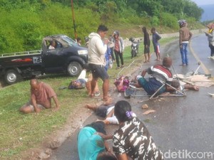 Pikap Terguling di Sabu, Belasan Korban Berserakan di Jalan
