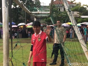 Hujan-hujanan, Jokowi Main Bola Bareng Anak-anak di Gamplong Sleman