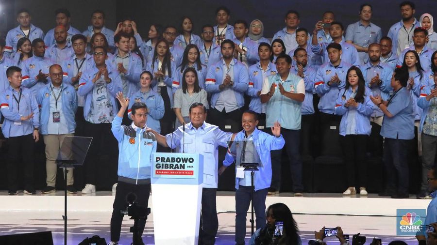 Relawan pendukung calon presiden no urut 2 Prabowo Subianto - Gibran Rakabuming Raka menggelar kampanye terbuka suara muda Indonesia untuk Prabowo-Gibran di JCC, Senayan, Sabtu, (27/1/2024). (CNBC Indonesia/Muhammad Sabki)
