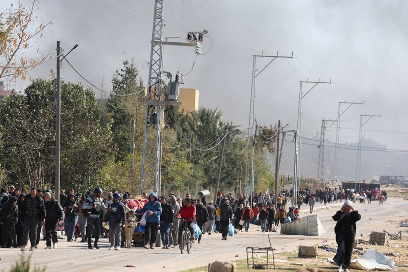 Warga Palestina yang melarikan diri dari Khan Younis, akibat operasi darat Israel, di tengah konflik yang sedang berlangsung antara Israel dan kelompok Islam Palestina Hamas, bergerak menuju Rafah, di selatan Jalur Gaza, 25 Januari 2024. (REUTERS/Ibraheem Abu Mustafa)