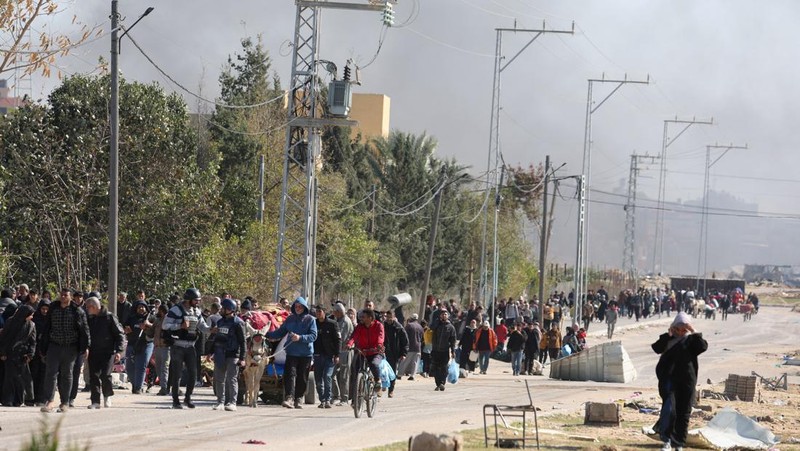 Warga Palestina yang melarikan diri dari Khan Younis, akibat operasi darat Israel, di tengah konflik yang sedang berlangsung antara Israel dan kelompok Islam Palestina Hamas, bergerak menuju Rafah, di selatan Jalur Gaza, 25 Januari 2024. (REUTERS/Ibraheem Abu Mustafa)