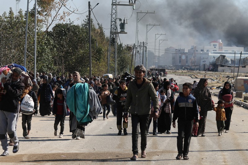 Warga Palestina yang melarikan diri dari Khan Younis, akibat operasi darat Israel, di tengah konflik yang sedang berlangsung antara Israel dan kelompok Islam Palestina Hamas, bergerak menuju Rafah, di selatan Jalur Gaza, 25 Januari 2024. Warga Palestina yang melarikan diri dari Khan Younis, akibat operasi darat Israel, di tengah konflik yang sedang berlangsung antara Israel dan kelompok Islam Palestina Hamas, bergerak menuju Rafah, di selatan Jalur Gaza, 25 Januari 2024. (REUTERS/Ibraheem Abu Mustafa)