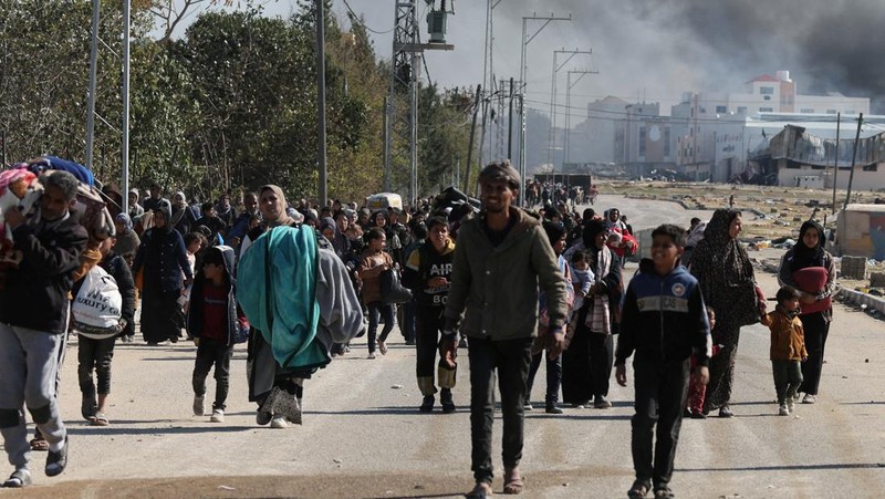Warga Palestina yang melarikan diri dari Khan Younis, akibat operasi darat Israel, di tengah konflik yang sedang berlangsung antara Israel dan kelompok Islam Palestina Hamas, bergerak menuju Rafah, di selatan Jalur Gaza, 25 Januari 2024. (REUTERS/Ibraheem Abu Mustafa)